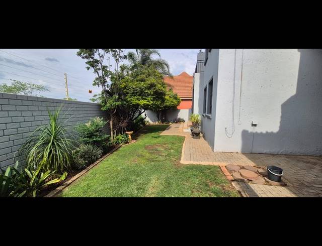 3 BEDROOM TOWNHOUSE FOR SALE IN MIDSTREAM ESTATE